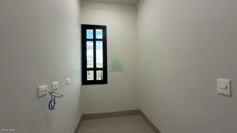 Descubra o Luxo: Casa em Condomínio com Piscina e Suítes!