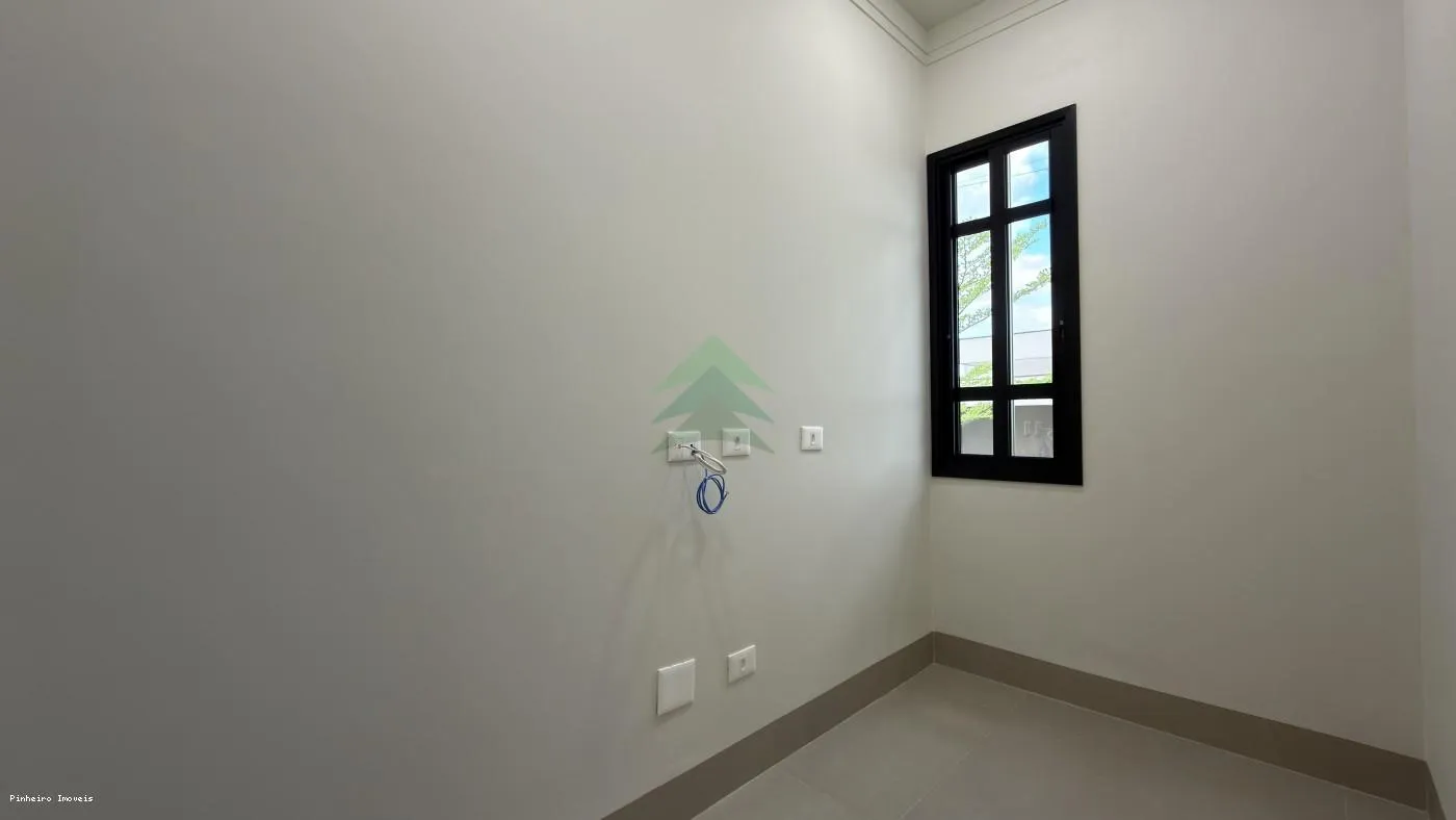 Descubra o Luxo: Casa em Condomínio com Piscina e Suítes! — foto 2