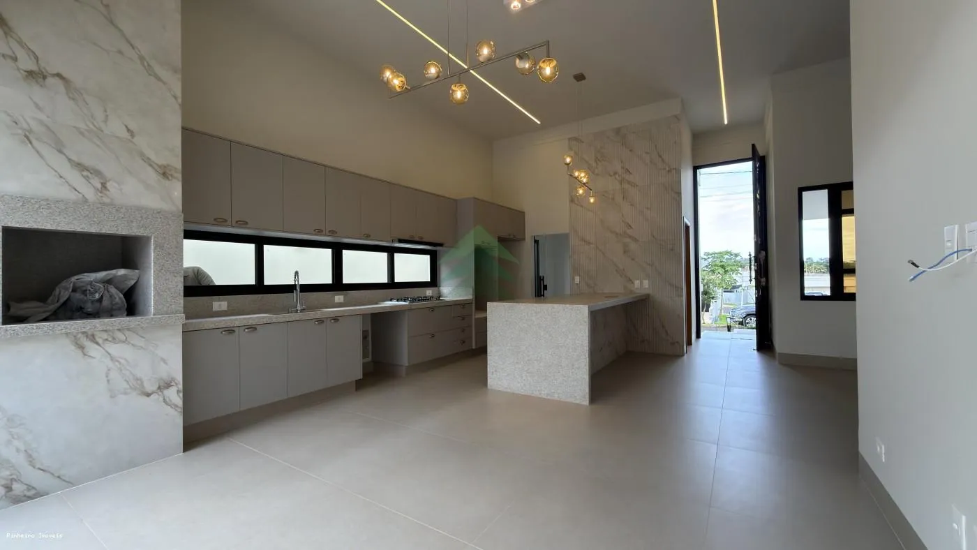 Descubra o Luxo: Casa em Condomínio com Piscina e Suítes! — foto 4