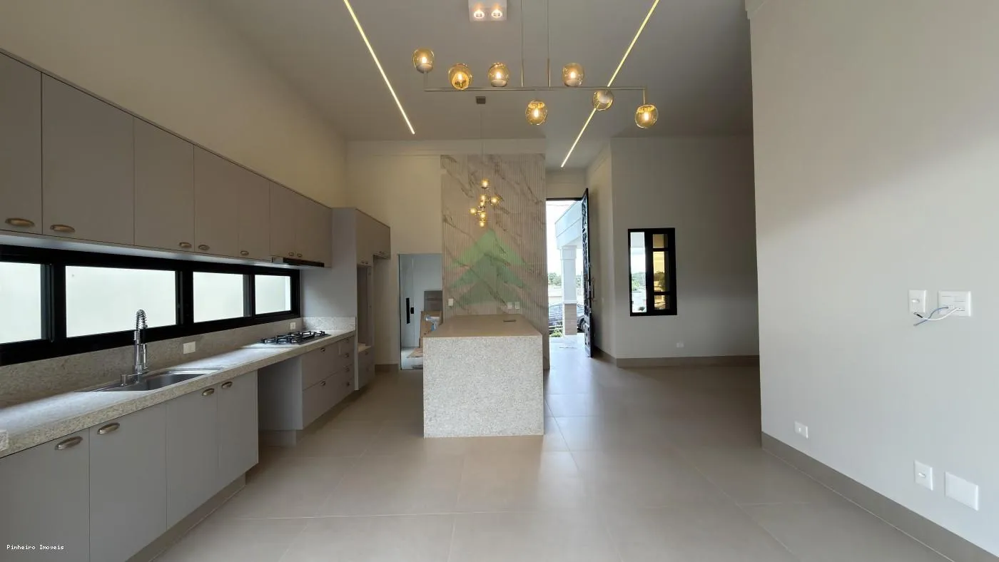 Descubra o Luxo: Casa em Condomínio com Piscina e Suítes! — foto 5