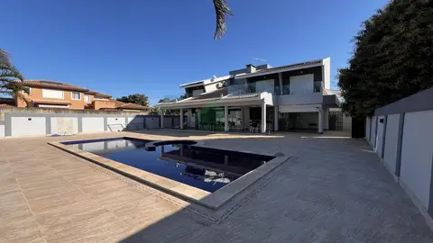 Casa ampla em Condomínio Fechado